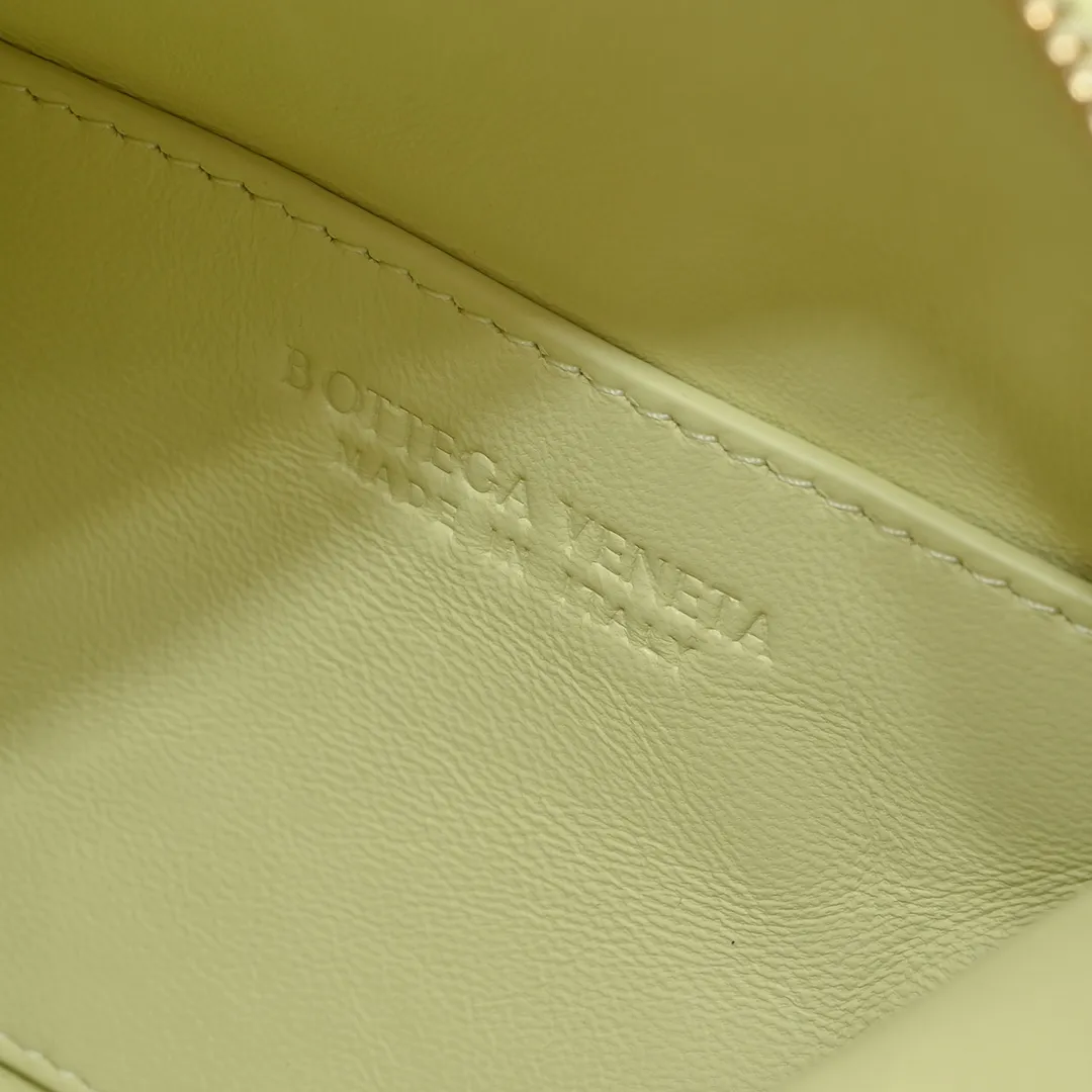 Batch 1560 #Bv Small Intrecciato woven leather bowling bag with detachable crossbody strap, single interior flat pocket, zipper closure "Classic weaving craftsmanship" is an indispensable symbol of the brand🔥. The meticulous weaving craftsmanship not only makes the bucket bag show a sense of high-end, but also adds a sense of agility to it, exuding a simple and elegant beauty. It is made of soft and delicate sheepskin texture. It is light and comfortable, and reveals a sense of high-end everywhere. The color matching is refreshing and clean, and the upper body is aged~concave shape! A bowling bag that can be used for both work and leisure. Size: 20.5*15.5*10cm, model: 7460#